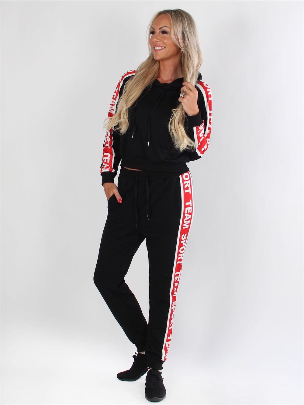 Santina - Sort joggingsæt med tekst langs siderne